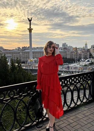 Червона сукня в стилі бохо