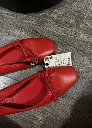 Червоні балетки zara