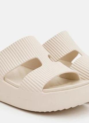 Женские шлепанцы для пляжа crocs getaway groove platform sandstone w10/41-42/стелька полная 27см