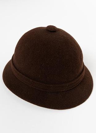 Стильний, вінтажний жіночий капелюх kangol wool grouser коричневого кольору. виготовлений із вовни, має класичну округлу форму та невеликі поля, що н
