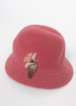 Вінтажний, жіночий капелюх kangol ніжного, рожевого кольору. виготовлений із вовни, має класичну округлу форму та невеликі поля. особливого шарму дод