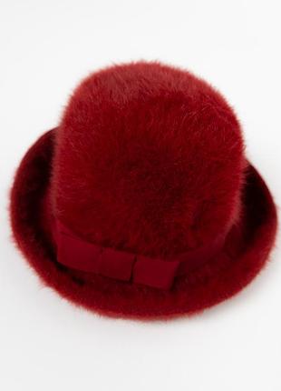 Яскравий, вінтажний, жіночий капелюх kangol насиченого, червоного кольору. має м’яку, пухнасту фактуру та елегантний, класичний силует ивний бант