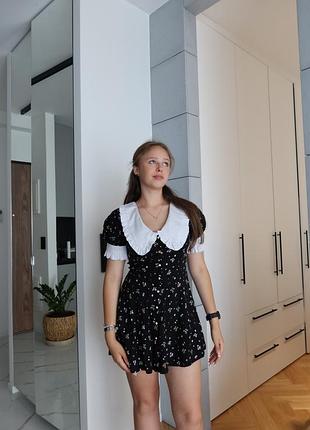 Чорна жіноча сукня в квіточку з білим комірцем