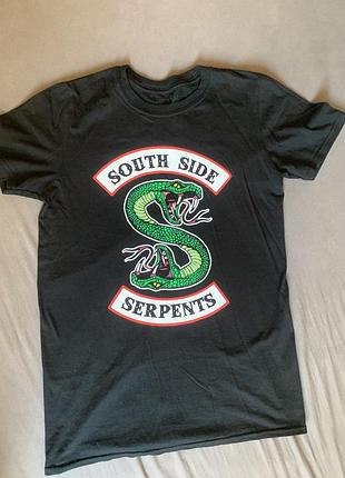 Чорна футболка  з логотипом банди «south side serpents» (південні змії) з популярного підліткового драматичного серіалу «рівердейл» (riverdale).
