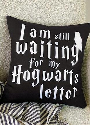 Подушка з принтом 40х40 см i am still waiting for my hogwarts letter