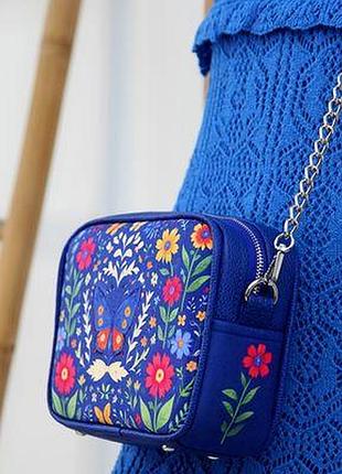 Сумка на ланцюжку cherie квіти на синьому фоні