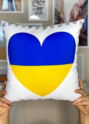 Подушка з принтом 40х40 см з україною в серці