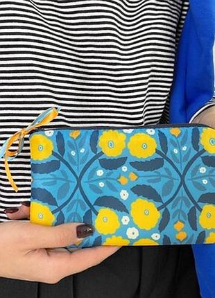 Жіноча косметичка жовті квіти на блакитному фоні