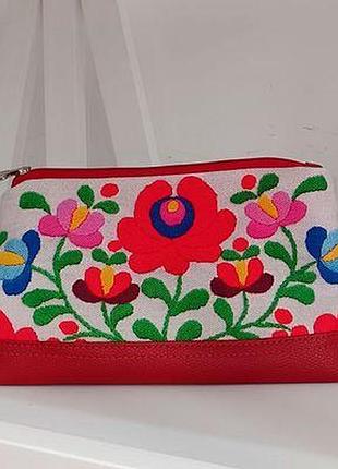 Косметичка дорожня жіноча lovely квіти на білому фоні