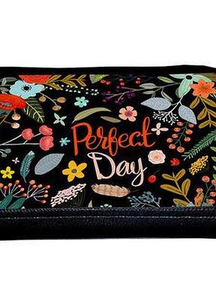 Косметичка дорожня жіноча lovely perfect day на чорному фоні
