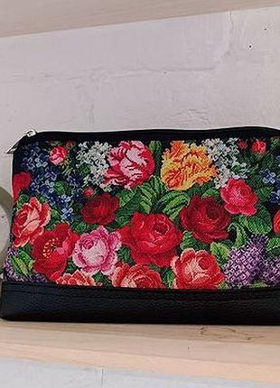 Косметичка дорожня жіноча lovely квіти на чорному фоні