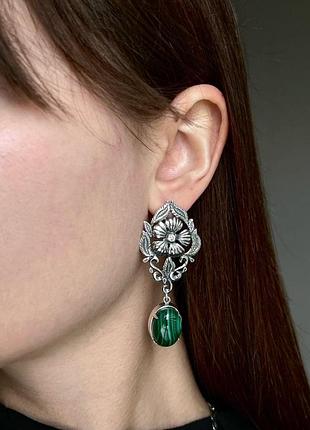 Серьги из серебра с кубическим цирконом и реконструированным малахитом хартов 20179