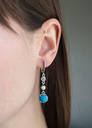 Сережк из серебра с кубическим цирконом и реконструированной бирюзой хартов 2462