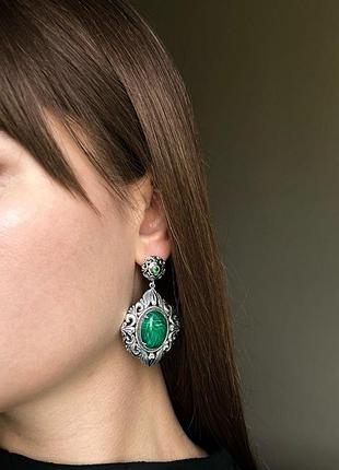 Серьги из серебра с кубическим цирконом и реконструированным малахитом хартов 20205