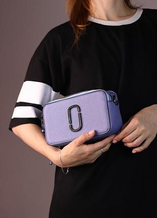 Женская сумочка marc jacobs лавандовая с чёрным логотипом 20х12х7