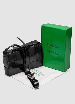 Женская кожаная сумка bottega veneta cassette in intrecciato чёрная