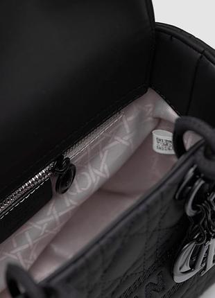 Женская кожаная сумка christian dior latte ultramatte cannage calfskin mini lady dior чёрная 20 х 17 х 9 см