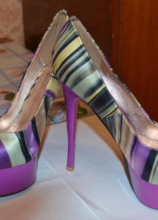 Продам атласні туфлі на високому каблуці