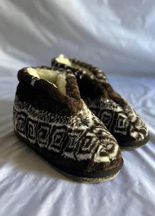 Тапочки-чуни короткие коричневые с узором