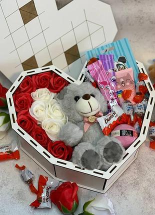 Женский подарочный бокс с мягким мишкой в форме сердечка 27*25*10