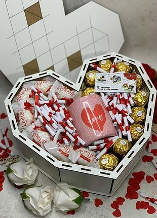 Женский бокс на подарок в форме сердечка с чашкой 27*25*10