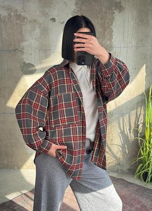 Жіноча картата сорочка oversize на ґудзиках сіра з червоним