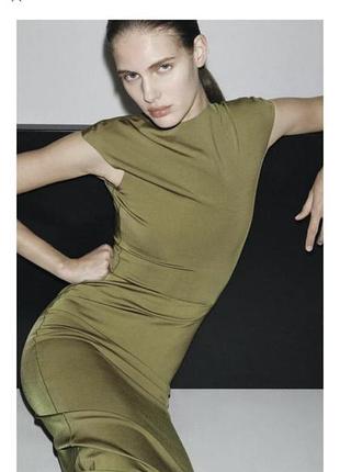 Оливково-зелена сукня міді zara з ефектом утяжки