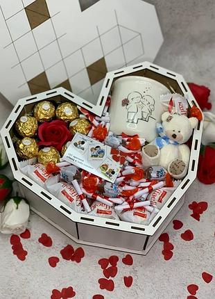 Женский подарочный бокс в форме сердечка с чашкой