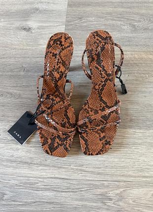 Босоніжки від zara