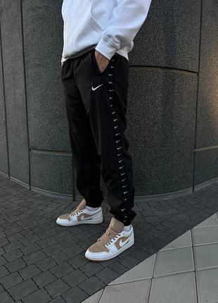 Нейлоновые брюки nike на лампасах
