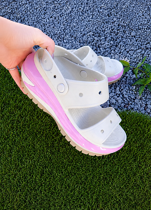 Босоножки crocs mega crush tonal sandal stucco на мегаплатформе