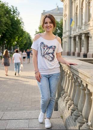 Нарядная белая футболка/блуза с открытыми плечами и стразами