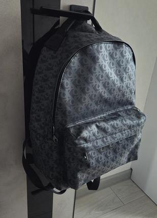 Calvin klein jeans рюкзак matte aop center zip bp 43 черный