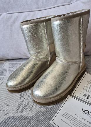 Жіночі золотисті уггі ugg з блискучим покриттям та бежевими вставками на п'ятах 38 р 24 см