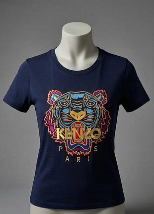 Темно-синяя женская футболка от премиального бренда kenzo paris (линейка "jungle"), украшена легендарной фирменной вышивкой головы тигра на груди. m