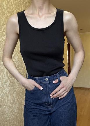Майка в рубчик.