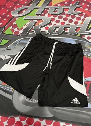 Спортивные шорты adidas,оригинал, отличное состояние.