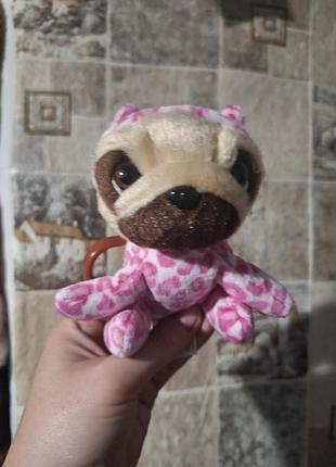 М'яка іграшка-брелок pugsley від бренду keel toys у вигляді мопса.