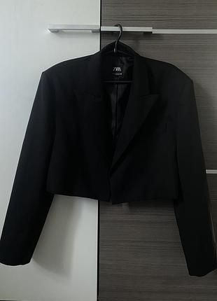 Чорний короткий піджак zara