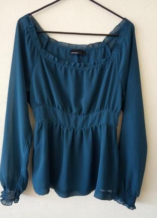 Стильна блуза з широким вирізом горловини