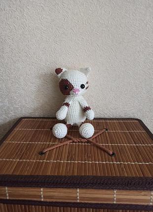 Кошка игровая, вязаная.