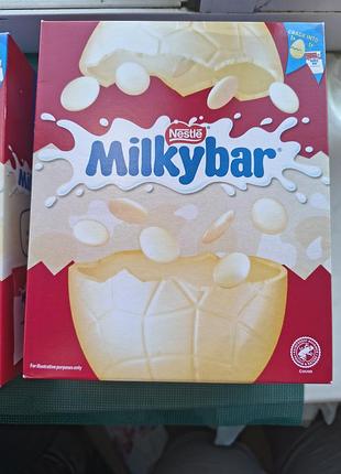 Большое яйцо из белого шоколада со сладким дополнительным сюрпризом от milkybar