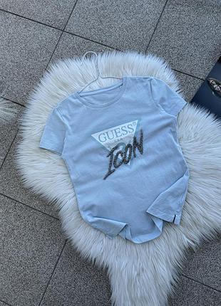 Guess icon блакитна футболка з логотипом в камінці на грудях