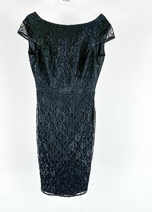 Paradi (paradi couture) — це австрійський бренд жіночого вечірнього/коктейльного одягу, що пропонує вечірні сукні,коктейльні та класичні сукні