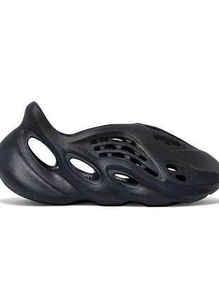 Футуристичные сандалии adidas yeezy foam runner