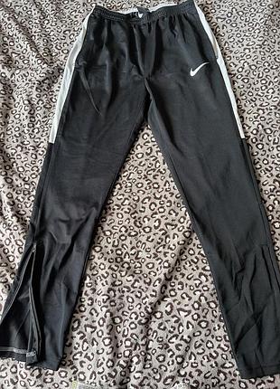 Nike чоловічі спортивні штани чорні з білими вставками на резинці з шнурком кишені на блискавці