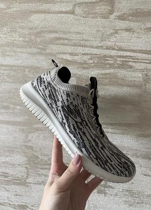 Жіночі кросівки skechers ultra flex bright horizon у чорно-білому кольорі.
