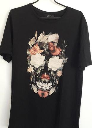 Zara men
38/m/46
чоловіча чорна бавовняна футболка з малюнком на передньому плані
100% бавовна

дуже хороший стан( без слідів носіння)