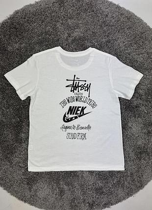 Футболка stussy x nike logo біла