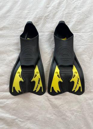 Короткі жовті ласти